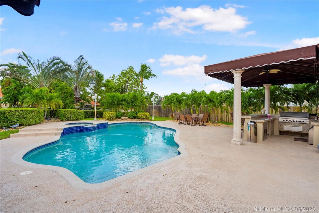 Vendido Recientemente: $1,200,000 (6 camas, 5 baños, 4604 Pies cuadrados)