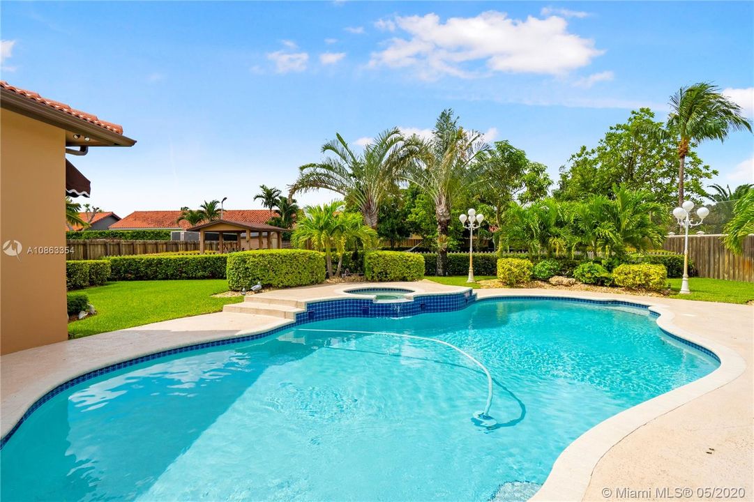 Vendido Recientemente: $1,200,000 (6 camas, 5 baños, 4604 Pies cuadrados)