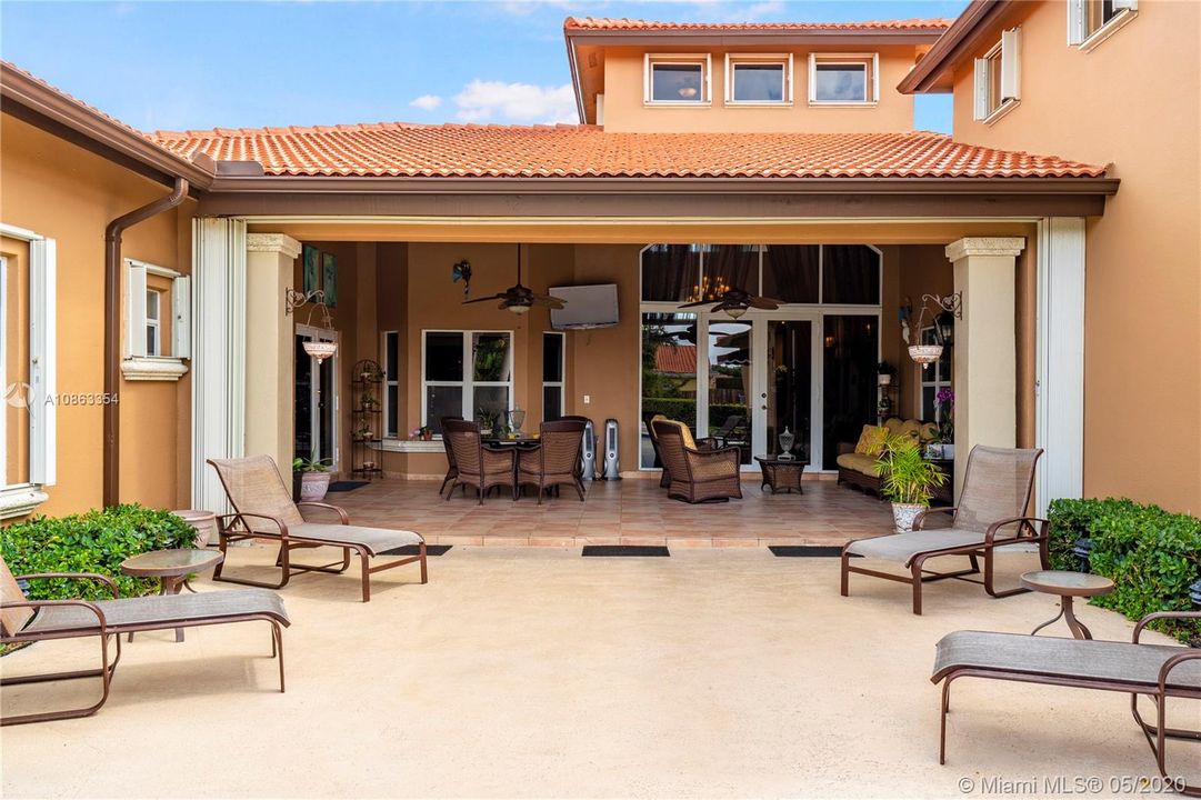 Vendido Recientemente: $1,200,000 (6 camas, 5 baños, 4604 Pies cuadrados)