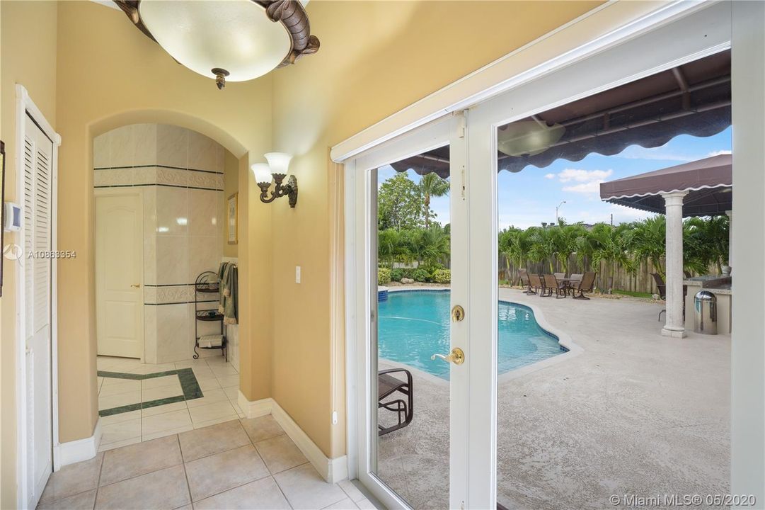 Vendido Recientemente: $1,200,000 (6 camas, 5 baños, 4604 Pies cuadrados)