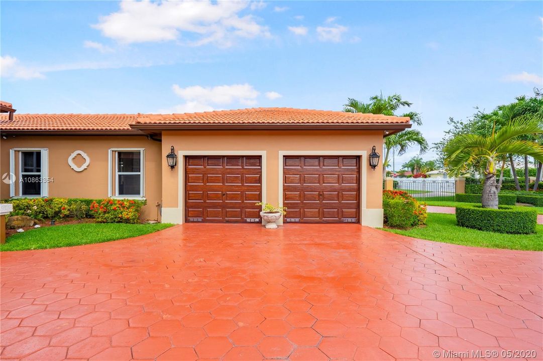 Vendido Recientemente: $1,200,000 (6 camas, 5 baños, 4604 Pies cuadrados)
