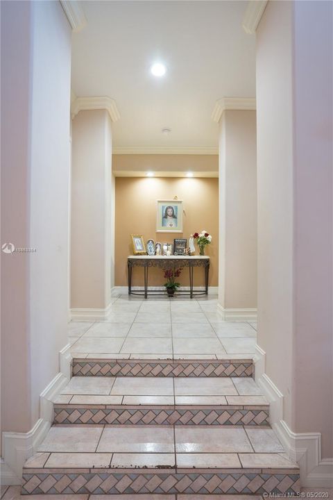 Vendido Recientemente: $1,200,000 (6 camas, 5 baños, 4604 Pies cuadrados)