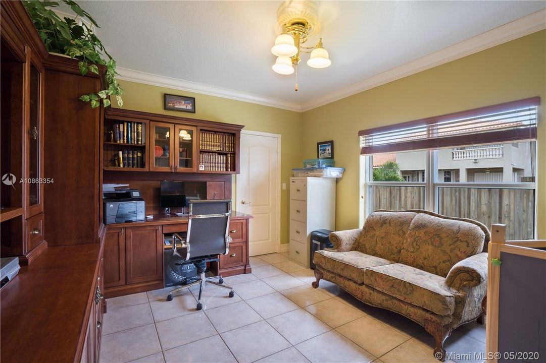 Vendido Recientemente: $1,200,000 (6 camas, 5 baños, 4604 Pies cuadrados)