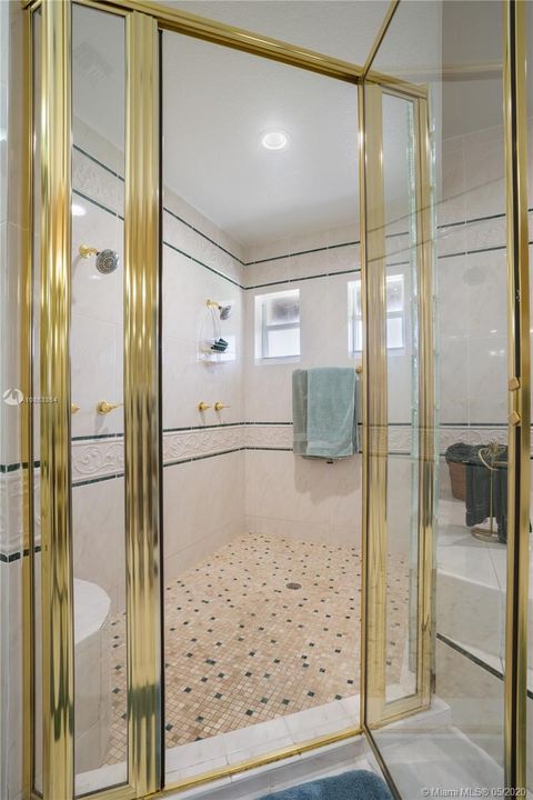 Vendido Recientemente: $1,200,000 (6 camas, 5 baños, 4604 Pies cuadrados)