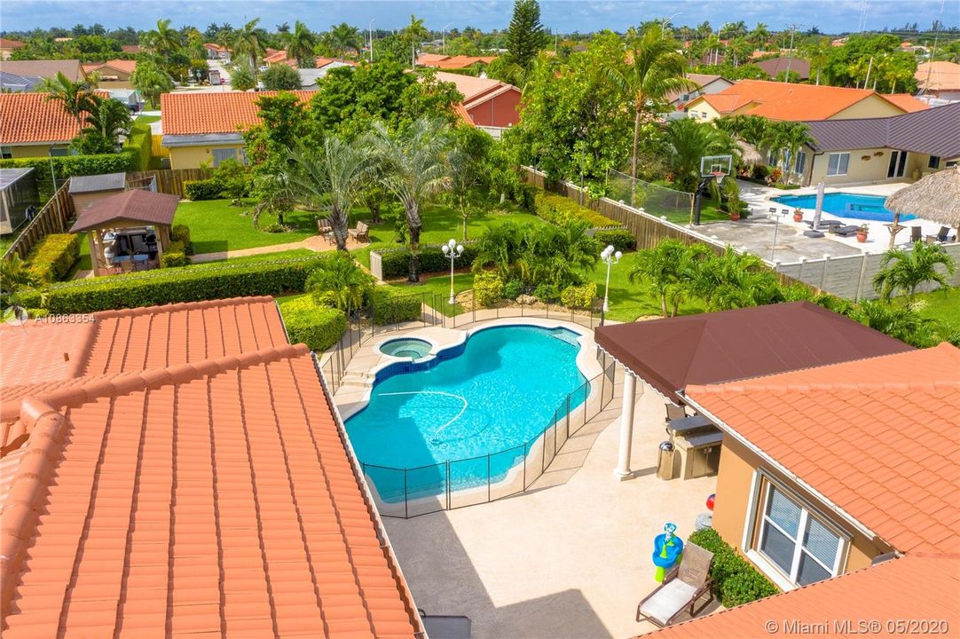 Vendido Recientemente: $1,200,000 (6 camas, 5 baños, 4604 Pies cuadrados)