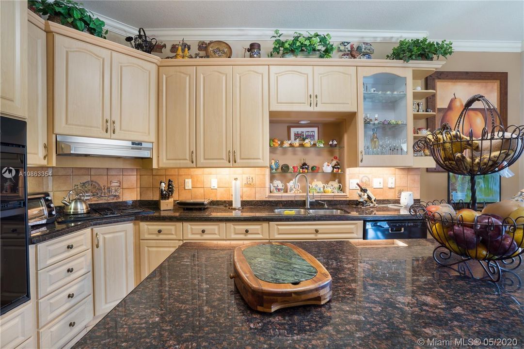 Vendido Recientemente: $1,200,000 (6 camas, 5 baños, 4604 Pies cuadrados)