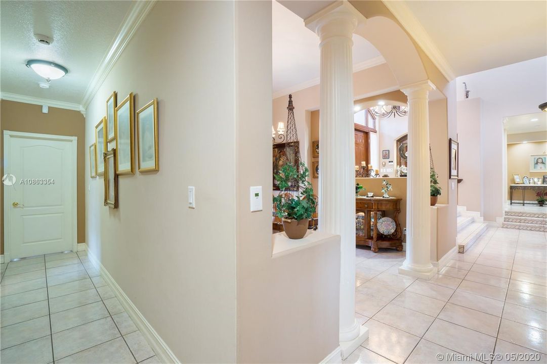 Vendido Recientemente: $1,200,000 (6 camas, 5 baños, 4604 Pies cuadrados)