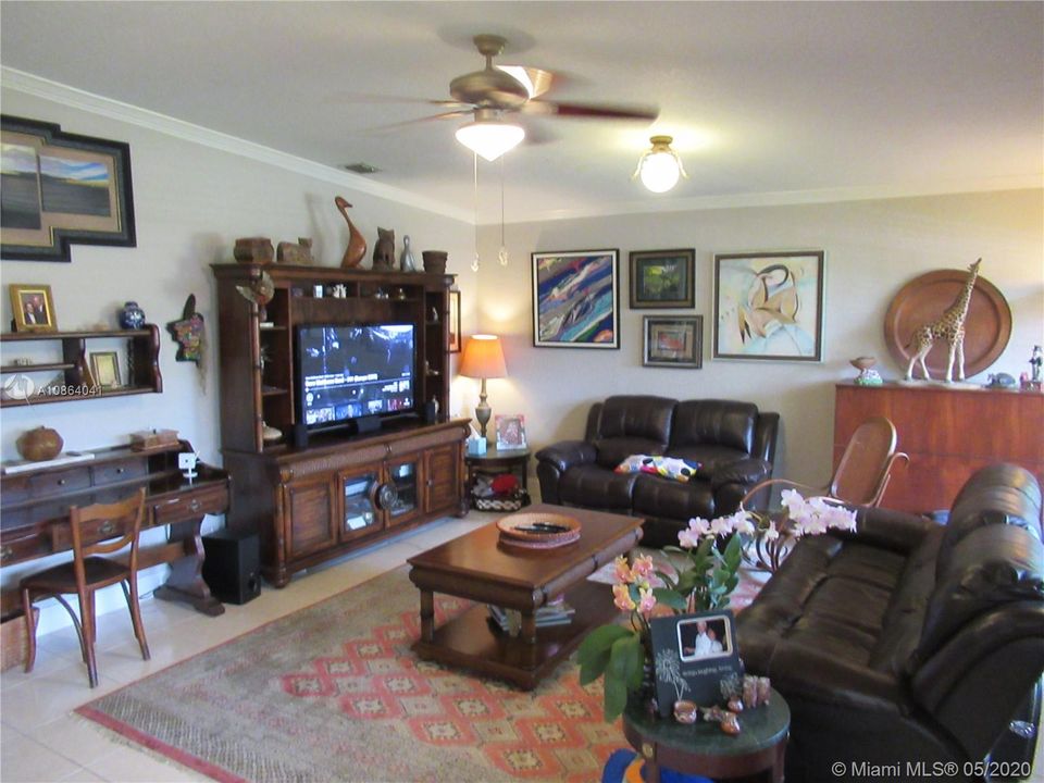 LIVING ROOM 16'X24'