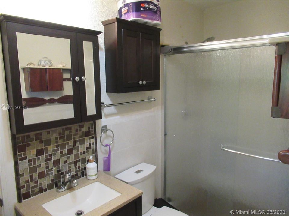 JACK AND JILL 2ND BATHROOM