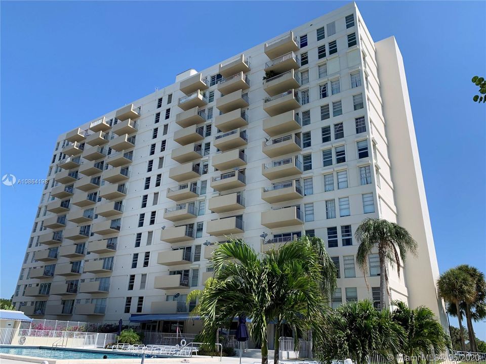 Recently Sold: $180,000 (1 beds, 1 baths, 831 Square Feet)
