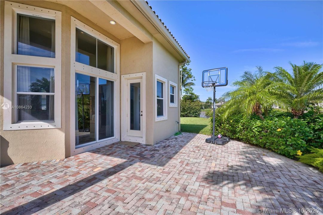 Recently Sold: $1,845,000 (5 beds, 6 baths, 5360 Square Feet)