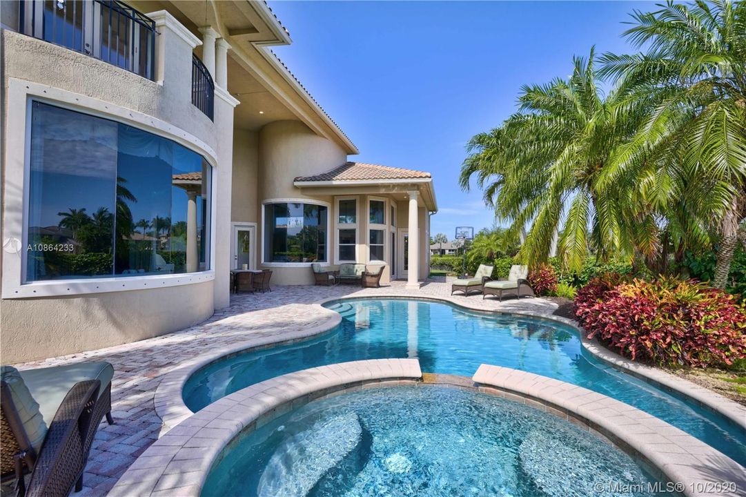 Recently Sold: $1,845,000 (5 beds, 6 baths, 5360 Square Feet)