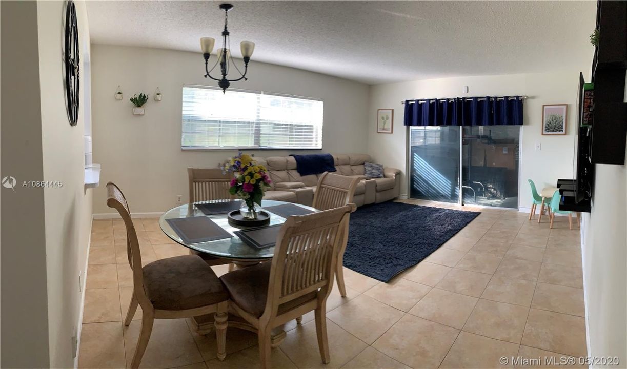 Vendido Recientemente: $169,999 (2 camas, 2 baños, 1170 Pies cuadrados)
