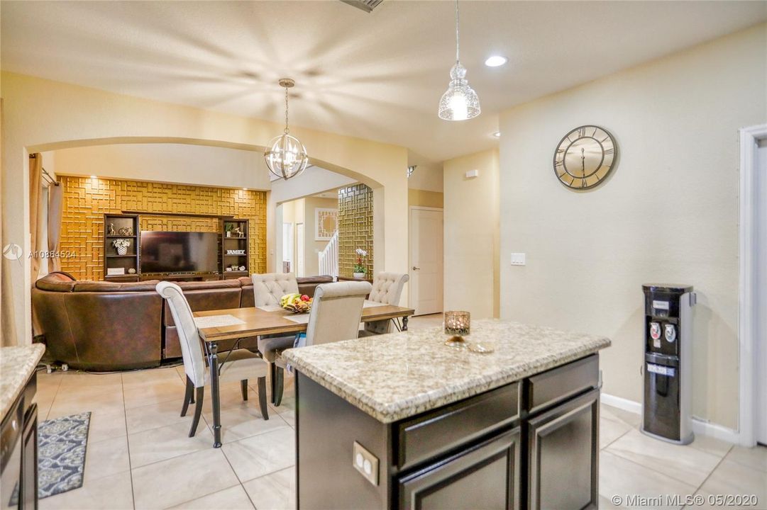 Vendido Recientemente: $495,000 (5 camas, 3 baños, 2837 Pies cuadrados)