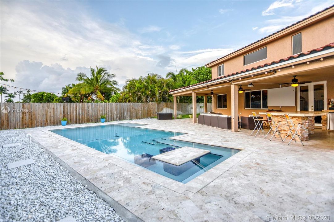 Vendido Recientemente: $495,000 (5 camas, 3 baños, 2837 Pies cuadrados)