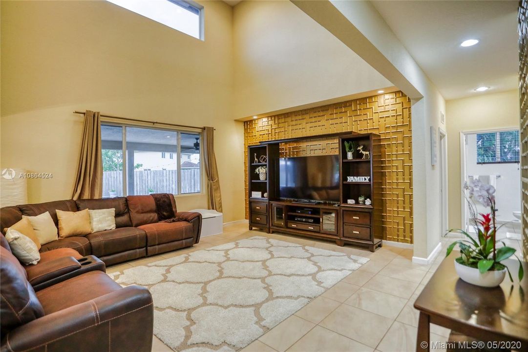 Vendido Recientemente: $495,000 (5 camas, 3 baños, 2837 Pies cuadrados)