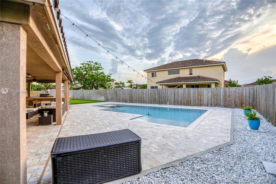 Vendido Recientemente: $495,000 (5 camas, 3 baños, 2837 Pies cuadrados)