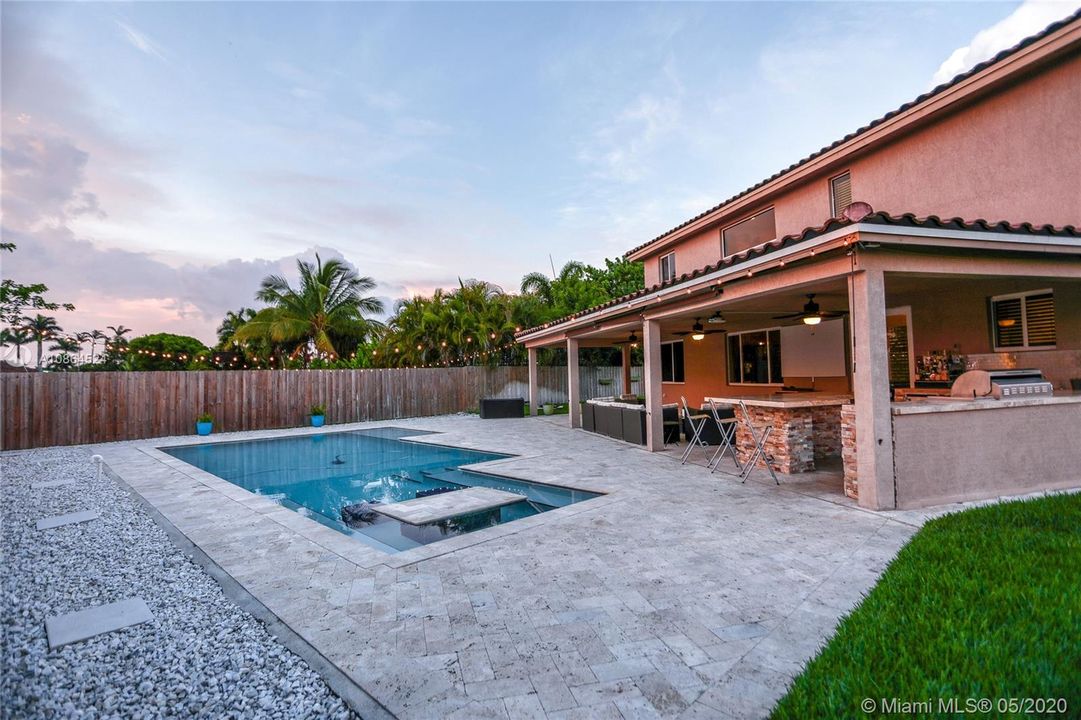 Vendido Recientemente: $495,000 (5 camas, 3 baños, 2837 Pies cuadrados)