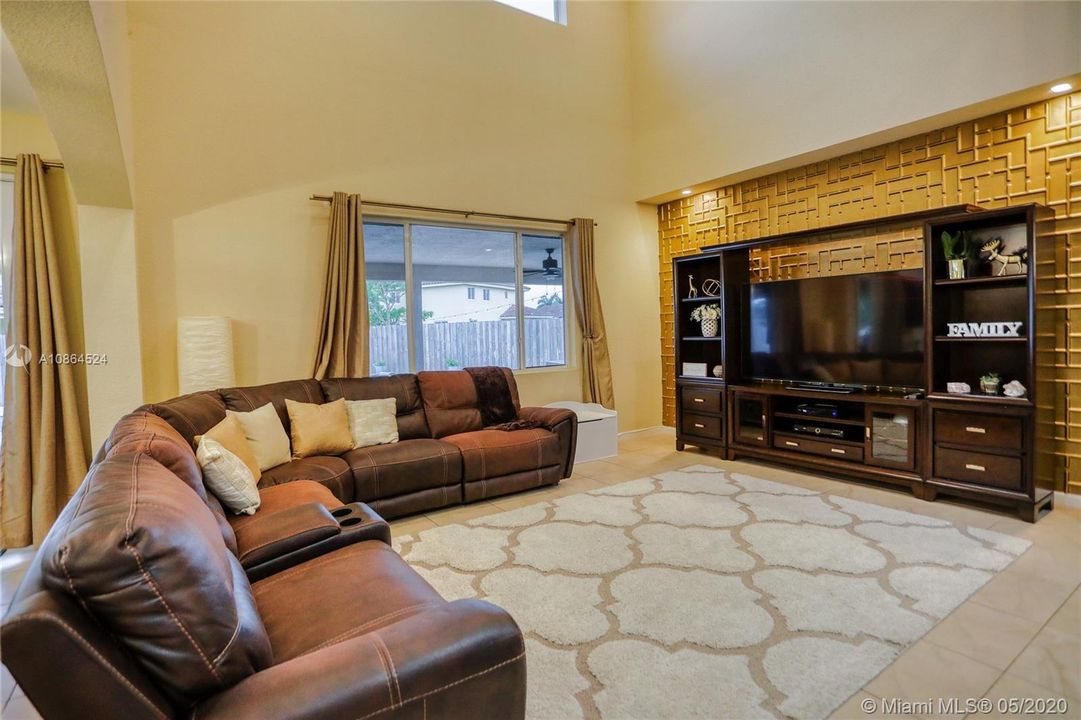 Vendido Recientemente: $495,000 (5 camas, 3 baños, 2837 Pies cuadrados)