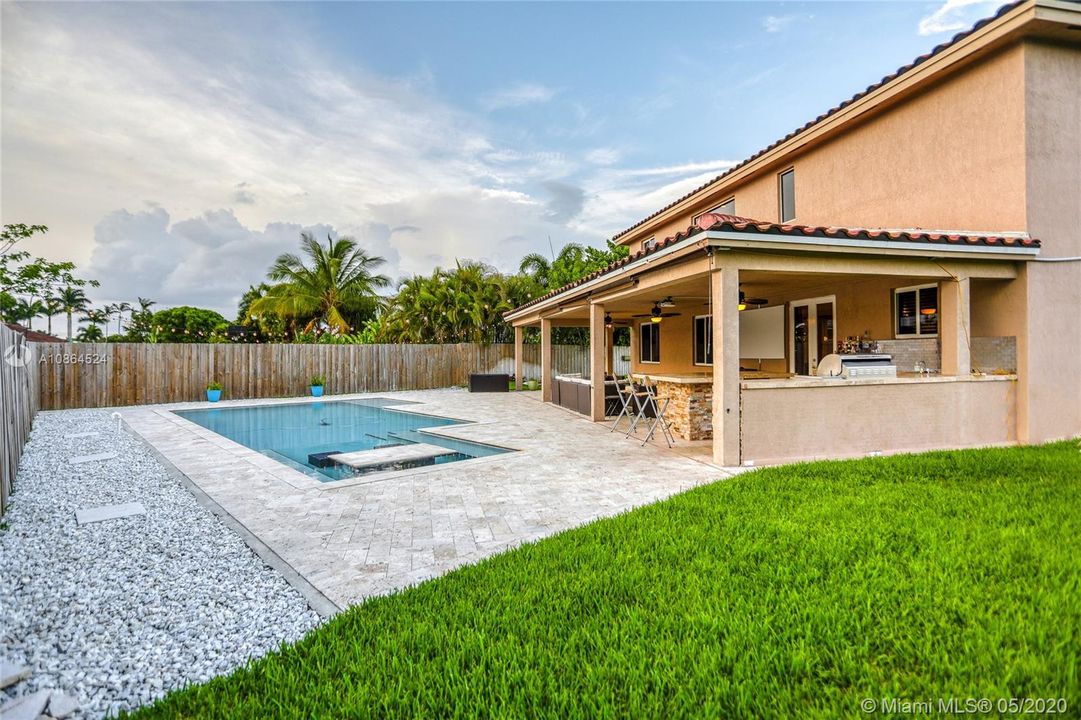 Vendido Recientemente: $495,000 (5 camas, 3 baños, 2837 Pies cuadrados)