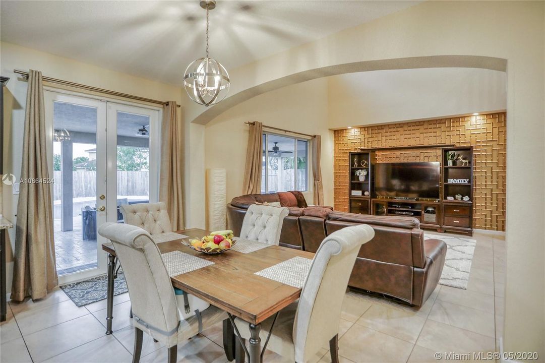 Vendido Recientemente: $495,000 (5 camas, 3 baños, 2837 Pies cuadrados)