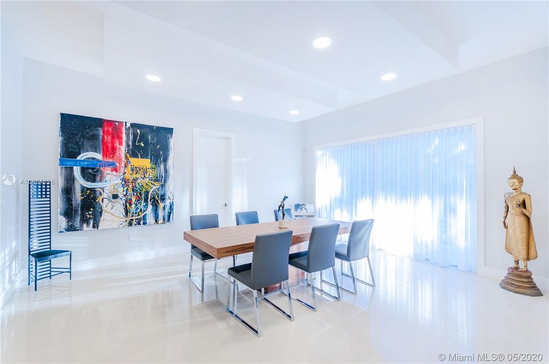 Vendido Recientemente: $1,650,000 (5 camas, 4 baños, 4235 Pies cuadrados)