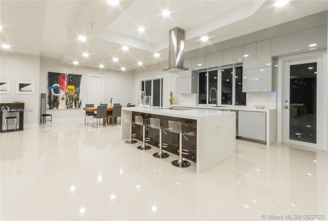 Vendido Recientemente: $1,650,000 (5 camas, 4 baños, 4235 Pies cuadrados)