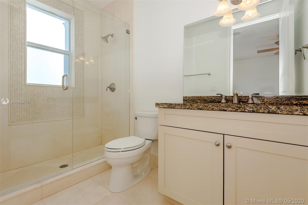 最近租的: $9,900 (5 贝兹, 5 浴室, 5804 平方英尺)