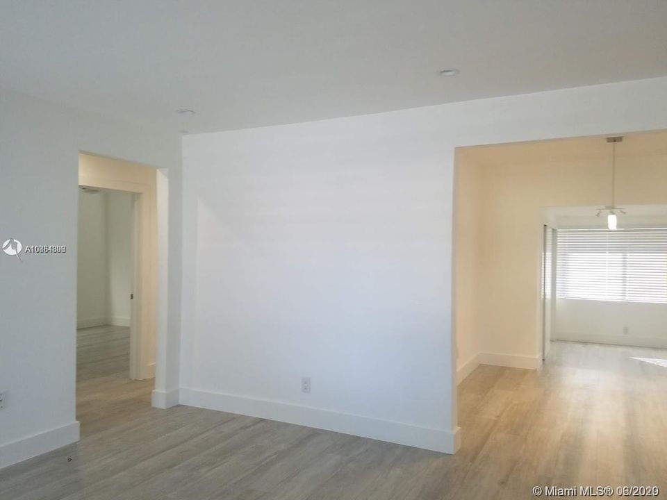 Recently Sold: $425,000 (2 beds, 1 baths, 1211 Square Feet)