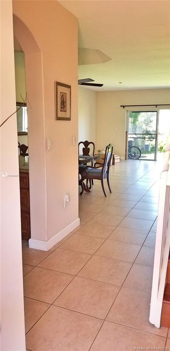 Recently Rented: $1,950 (3 beds, 2 baths, 1370 Square Feet)