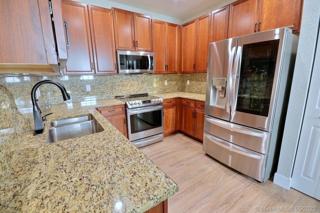 Недавно продано: $365,000 (4 спален, 2 ванн, 2046 Квадратных фут)