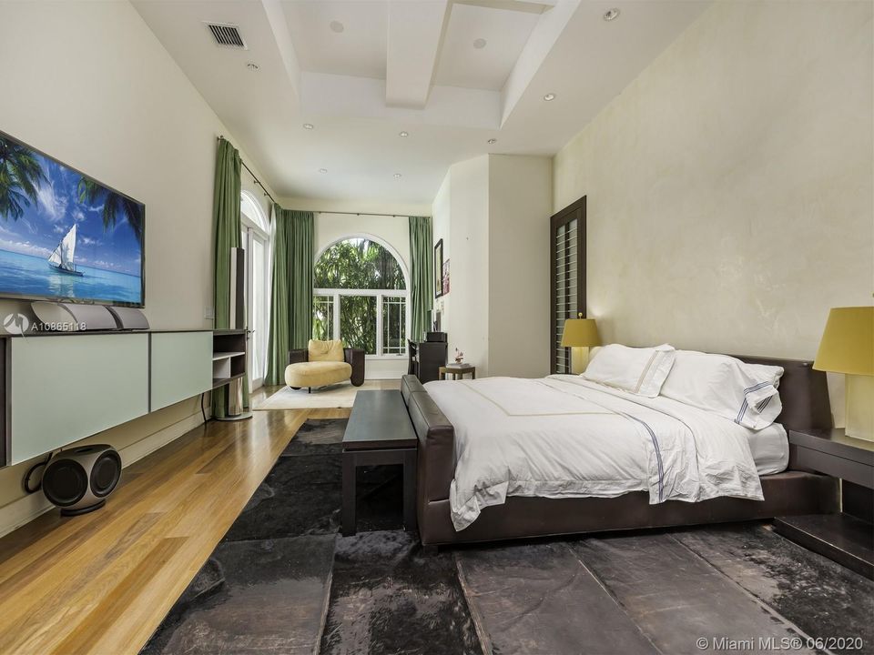 Recently Rented: $13,000 (6 beds, 6 baths, 4917 Square Feet)