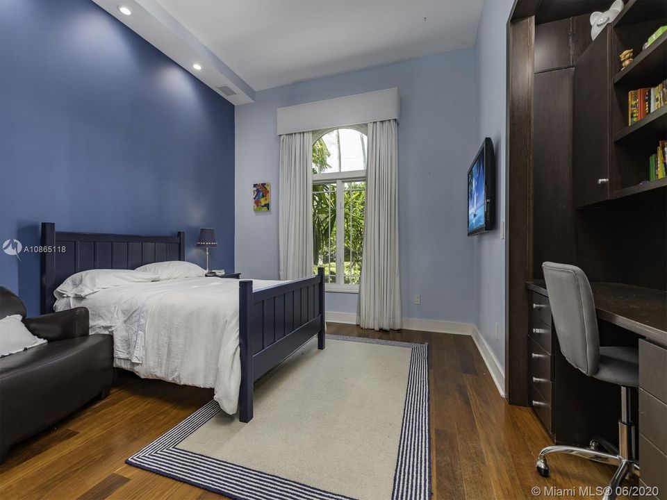 Recently Rented: $13,000 (6 beds, 6 baths, 4917 Square Feet)