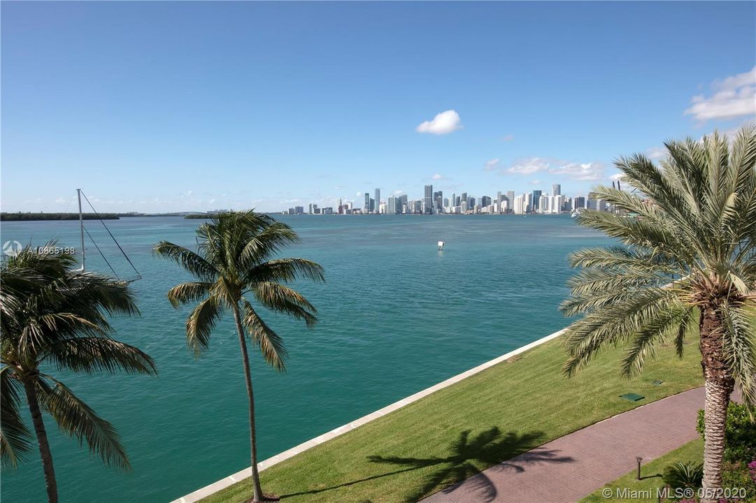 Recently Sold: $4,695,000 (4 beds, 4 baths, 4109 Square Feet)