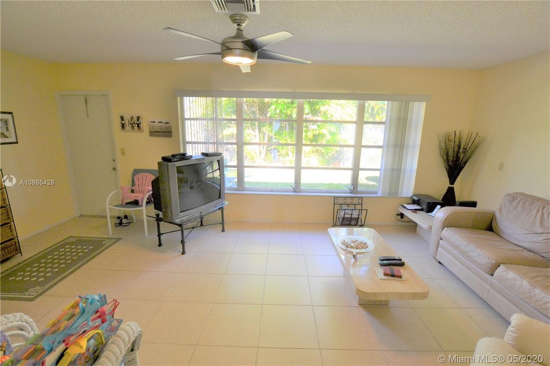 Recently Sold: $129,000 (2 beds, 2 baths, 999 Square Feet)