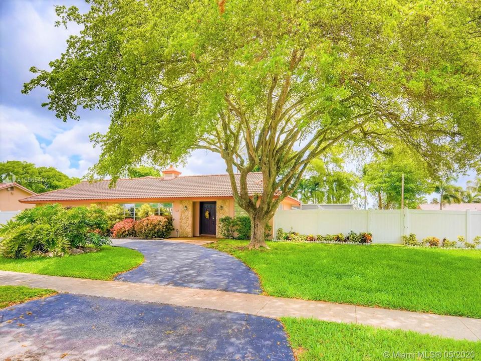 Beautiful 5/3 home with circular driveway and a 2 car garage in the exclusive El Dorado Estates!