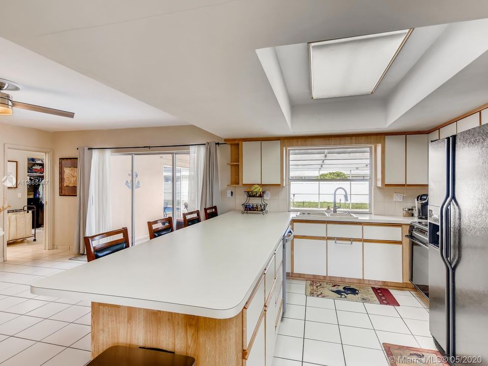 Very specious kitchen overlooking the pool!