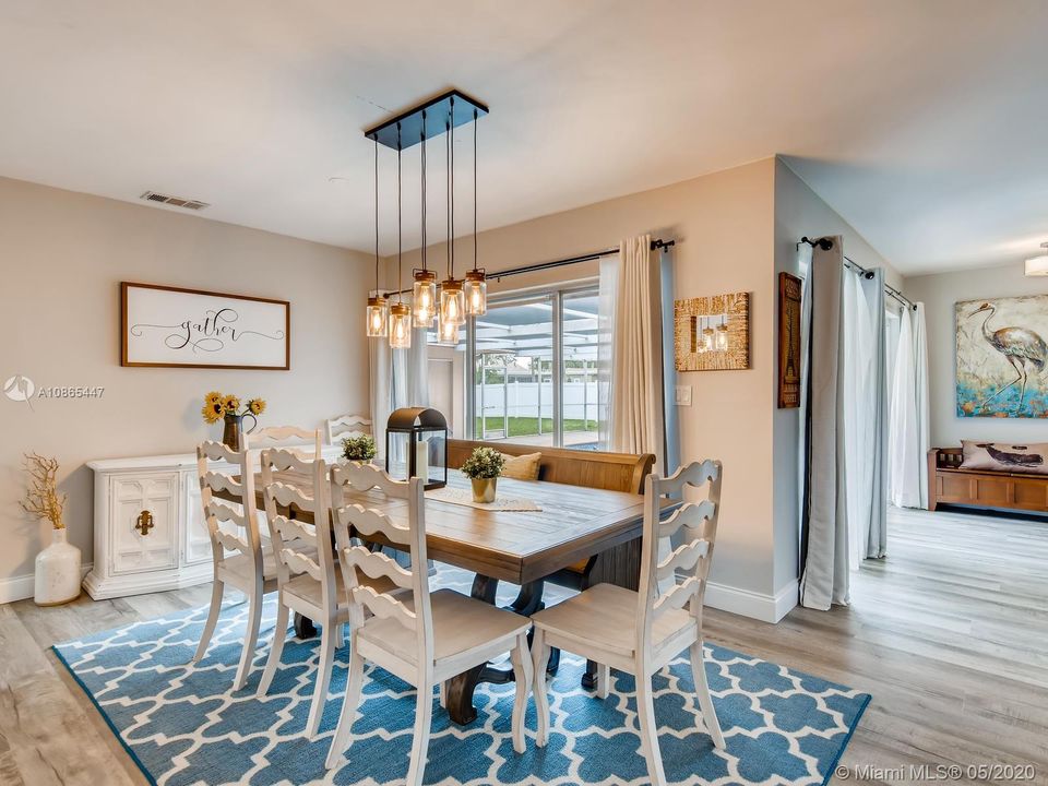 Dinning room over looks the pool.