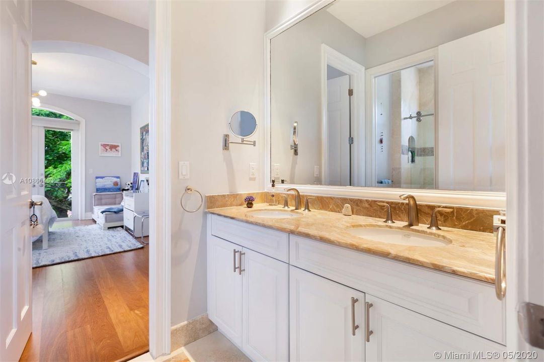 Недавно арендовано: $13,900 (5 спален, 4 ванн, 3828 Квадратных фут)