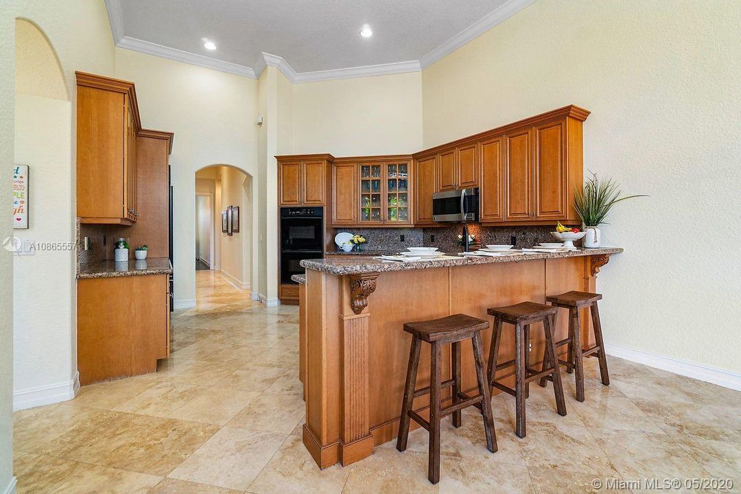 Недавно продано: $825,000 (6 спален, 5 ванн, 4112 Квадратных фут)