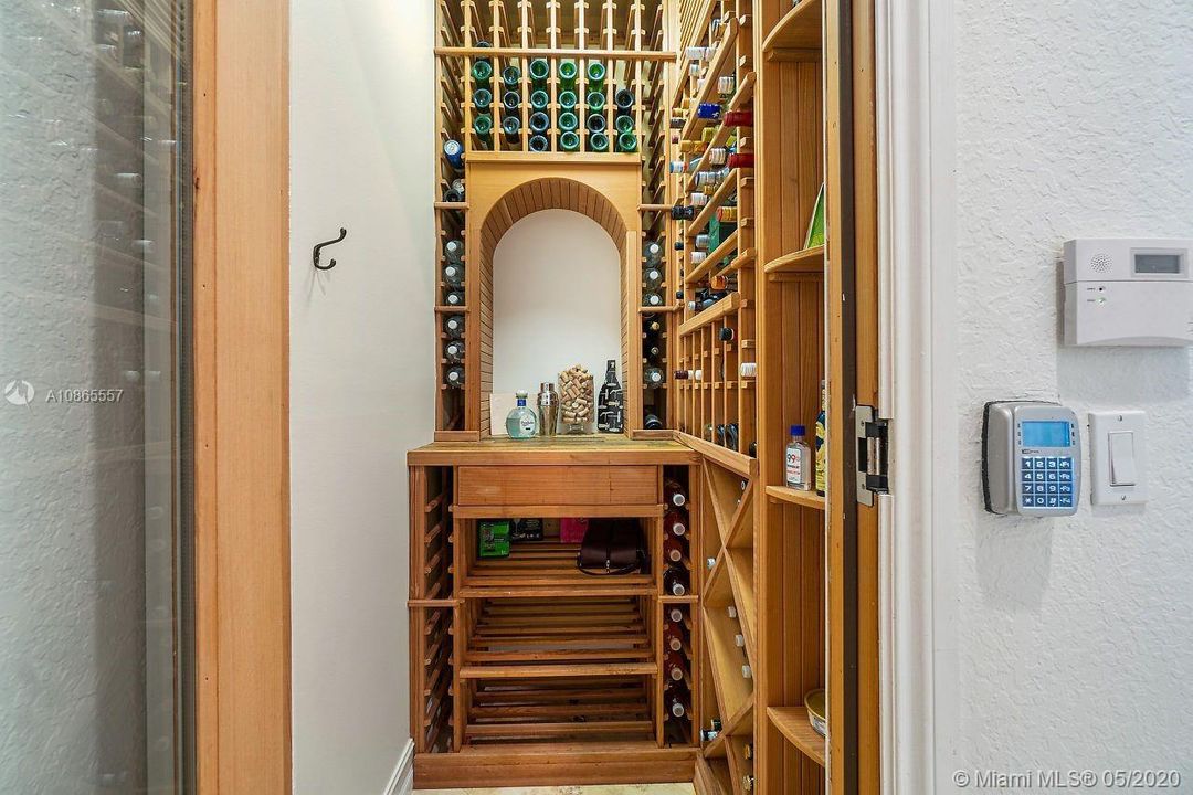 Недавно продано: $825,000 (6 спален, 5 ванн, 4112 Квадратных фут)