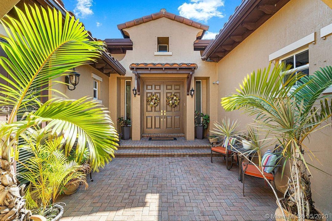 Недавно продано: $825,000 (6 спален, 5 ванн, 4112 Квадратных фут)