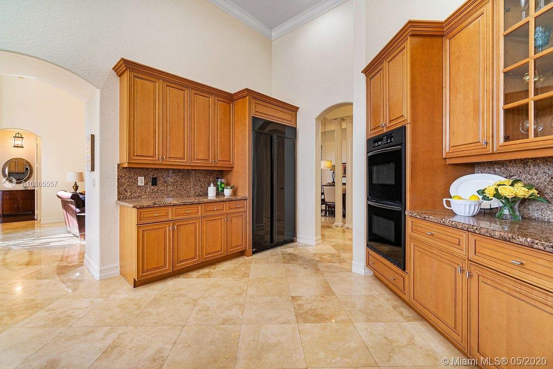 Недавно продано: $825,000 (6 спален, 5 ванн, 4112 Квадратных фут)