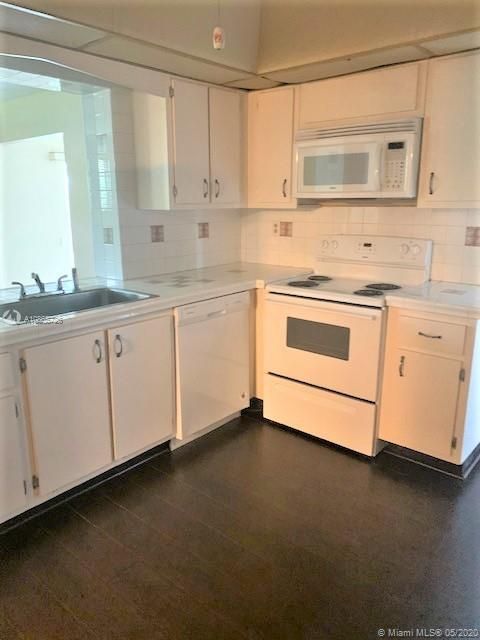 Recently Rented: $2,550 (3 beds, 2 baths, 2577 Square Feet)