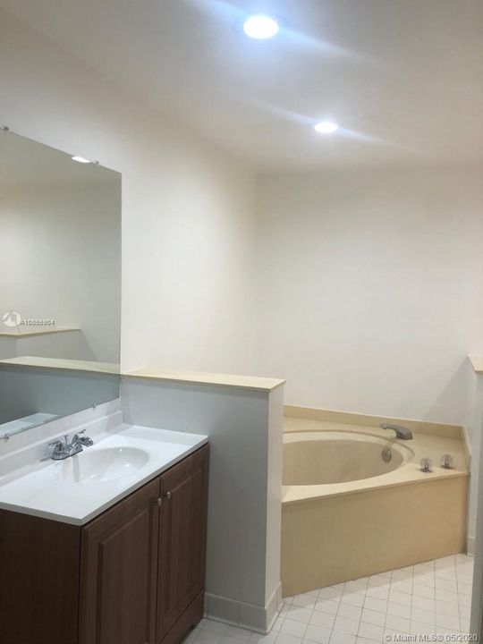 Vendido Recientemente: $164,900 (2 camas, 2 baños, 1165 Pies cuadrados)