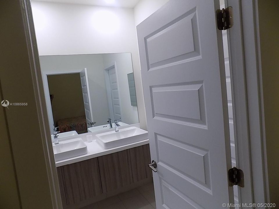 Recently Rented: $2,400 (3 beds, 2 baths, 1680 Square Feet)