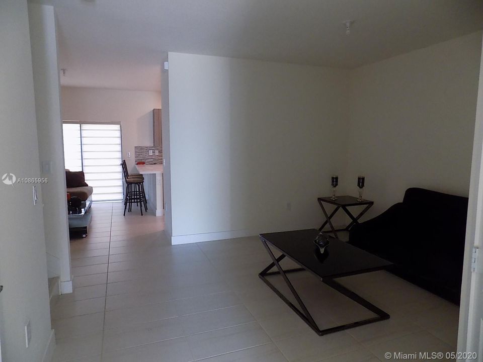 Recently Rented: $2,400 (3 beds, 2 baths, 1680 Square Feet)