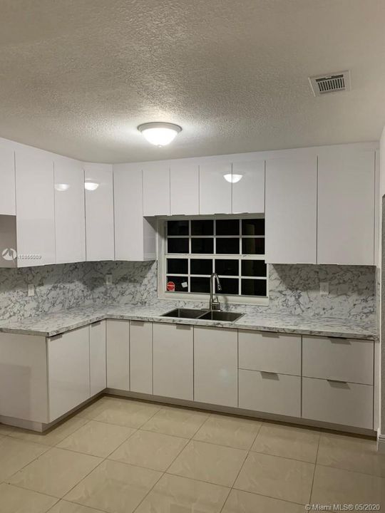 Vendido Recientemente: $390,000 (3 camas, 2 baños, 1607 Pies cuadrados)