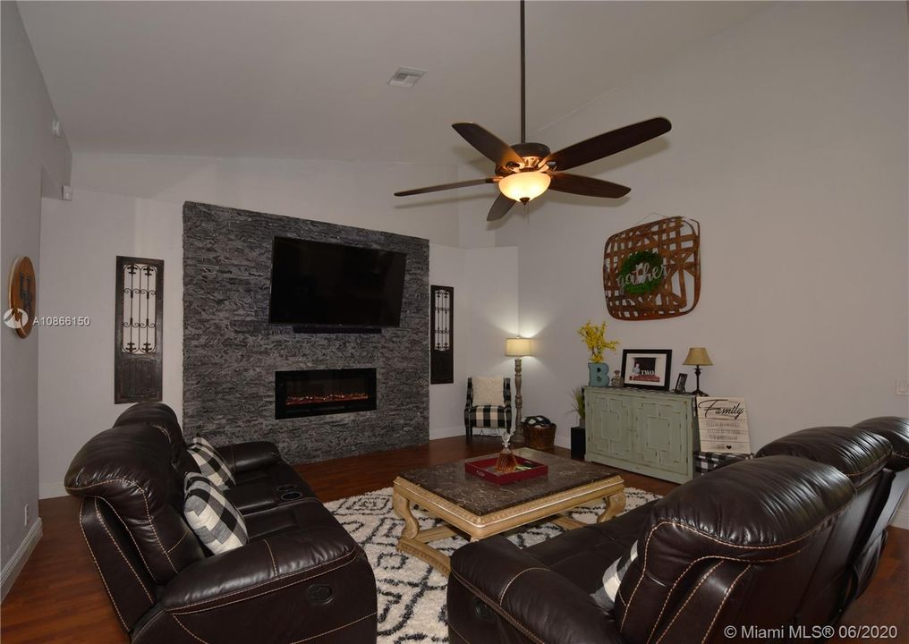 Recently Sold: $520,000 (4 beds, 2 baths, 2360 Square Feet)