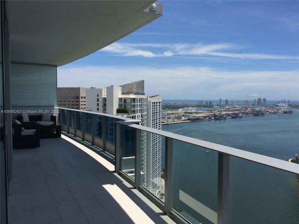 The spacious balcony with almost 300 SF features glass balcony with railing and gives you the ability to have 3 separate areas. All Epic units also also features wall impact resistant floor-to-ceiling windows and sliding glass doors built to meet the latest hurricane safety requirements.